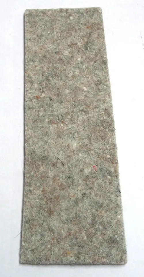 Vibrationsisolierendes Polster von Daikin in grauer Farbe, mit einer textilartigen Oberfläche und leicht unregelmäßiger Struktur, auf weißem Hintergrund.